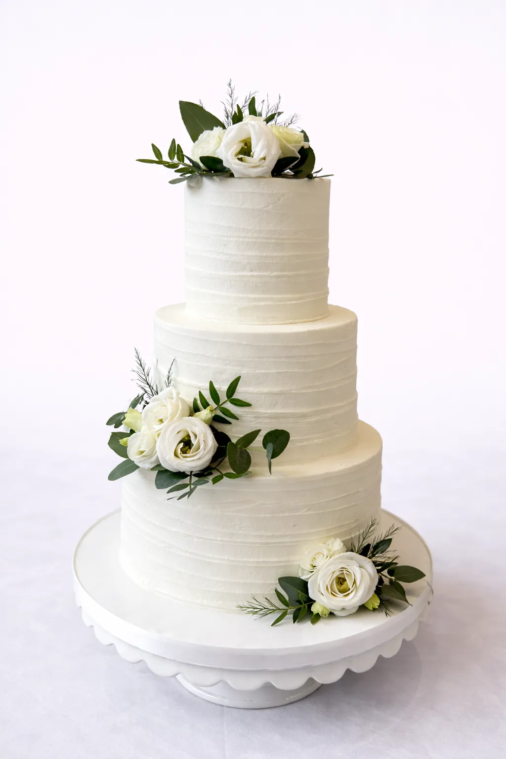 Torta Blanca con flores 3 pisos