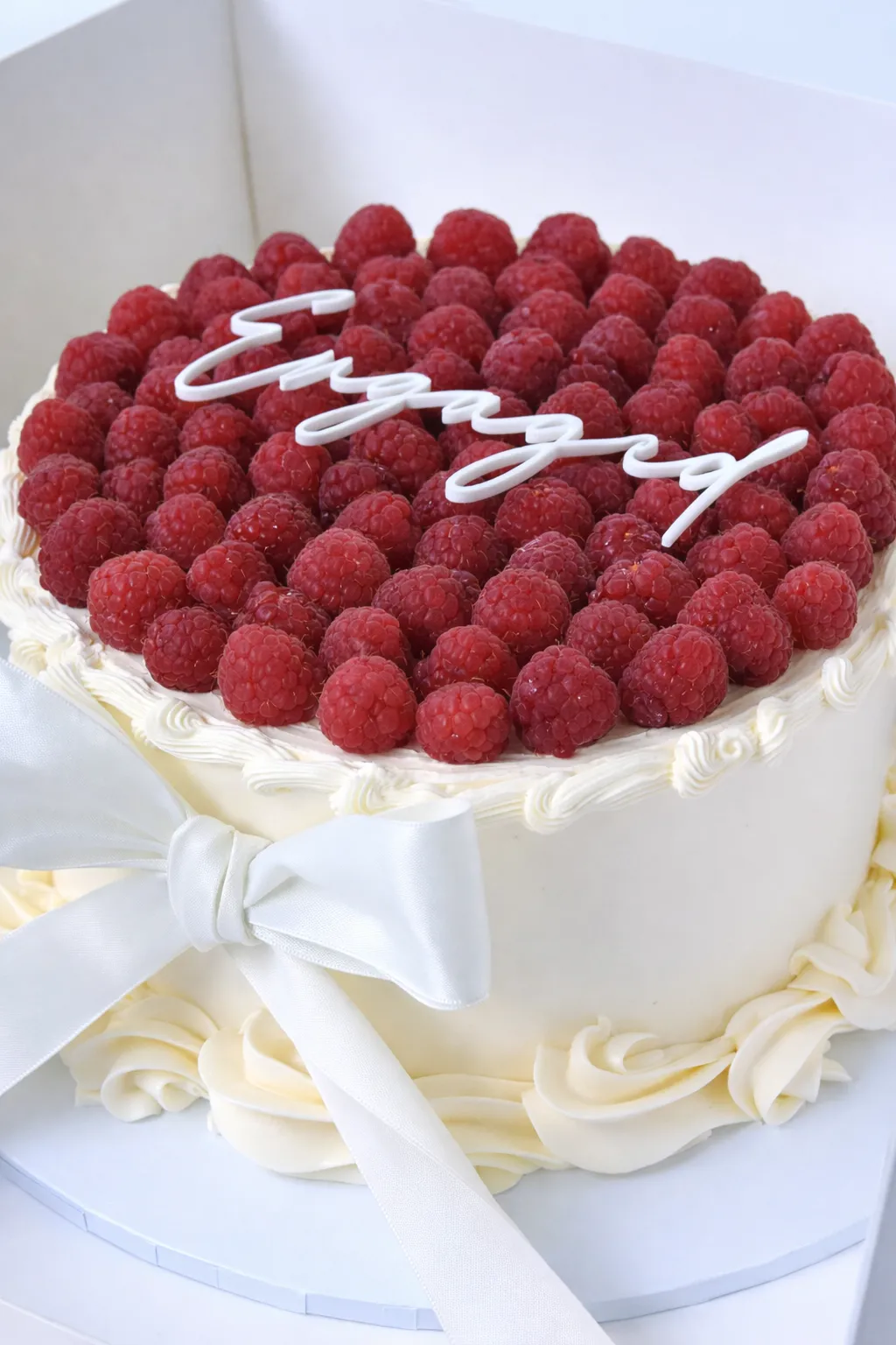 Torta clásica de boda con frambuesas